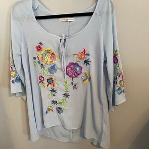 NWOT Signature Collection stunning loose embroidered blouse